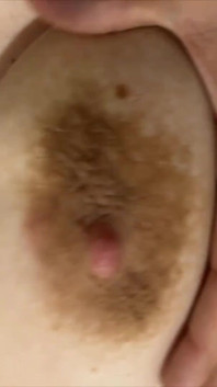 Video completo: Tette scopate con tette mungitura e enorme carico di sperma sulle sue tette, lingerie scopa e capezzoli che allattano