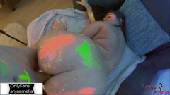 Anja Amelia: Prsatá Němka s křivkami šuká jako blázen v neonovém světle