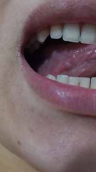 La mia sorellastra brasiliana fa un feticcio della lingua e poi mostra la bocca e la lingua e poi i suoi denti