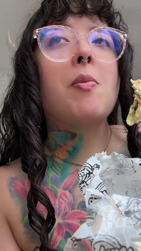 The Giantess Girl Makes Her Stomach Grow so That It's Big for You.