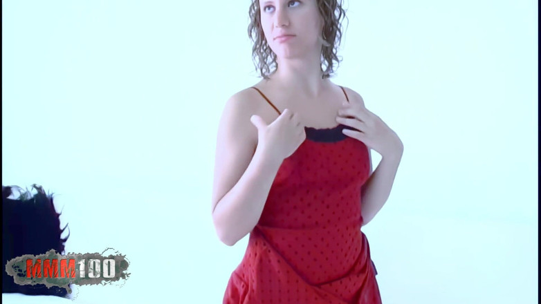 MMM100: Anna Lovely Si rambut coklat muda Anna melakukan bogel di...