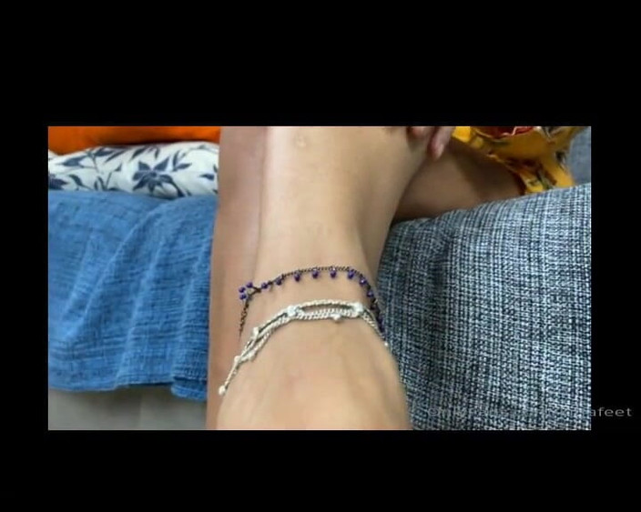 KiffaFeet: Foot exibicionism dan foot tease dengan sandal birunya yang seksi...