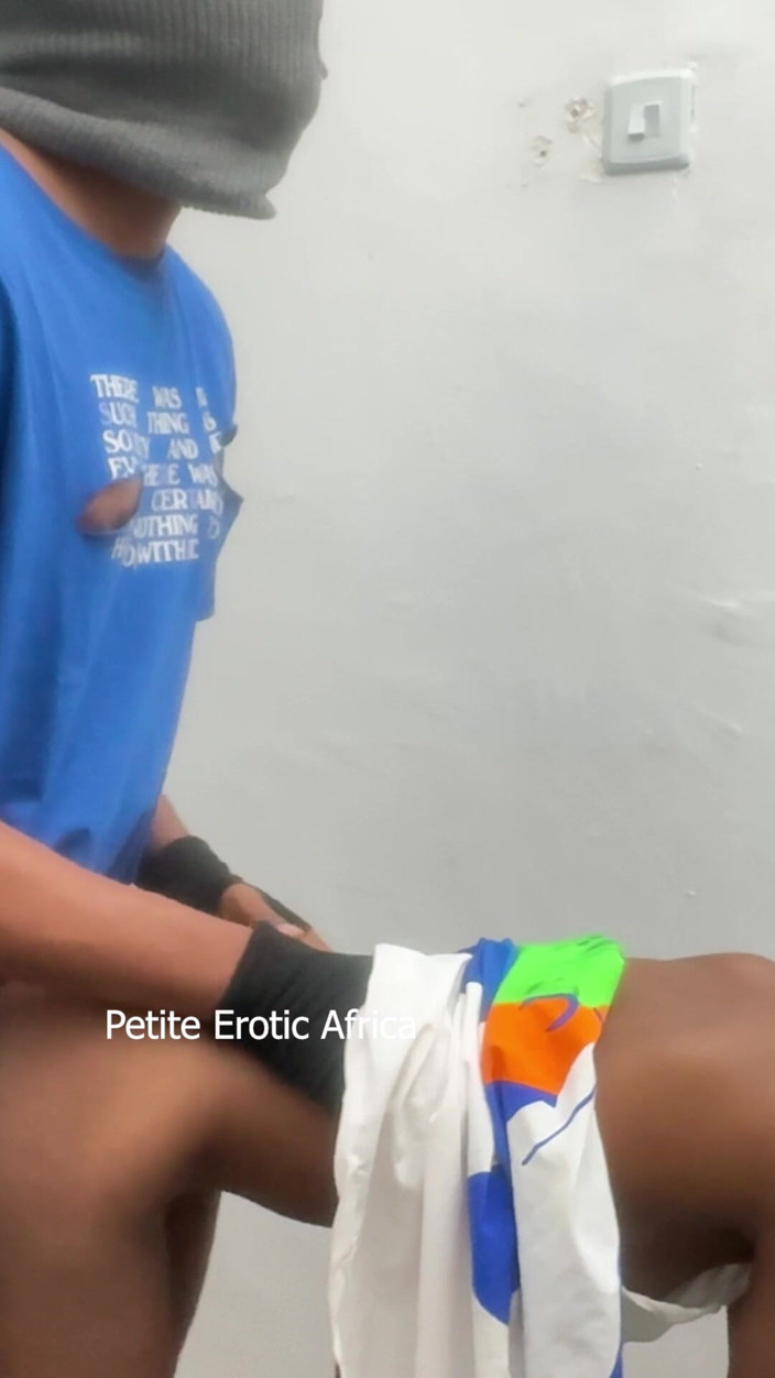Petite Erotic Africa: Zbyt ciasno, aby się dostać