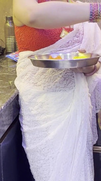 Hintli holi ve bütün gece yengeyle harika vakit geçirdi