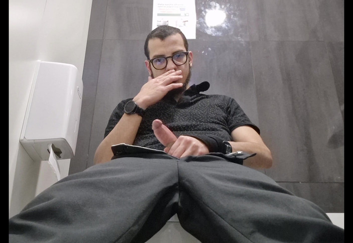 Fitguywithbigdick: Masturbare solo cu tip pubblic la toaletă