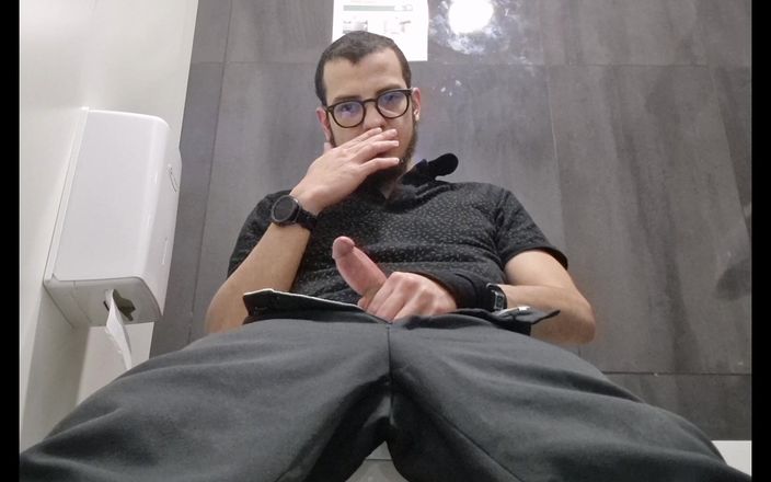 Fitguywithbigdick: Masturbazione solitaria del ragazzo in bagno pubblico