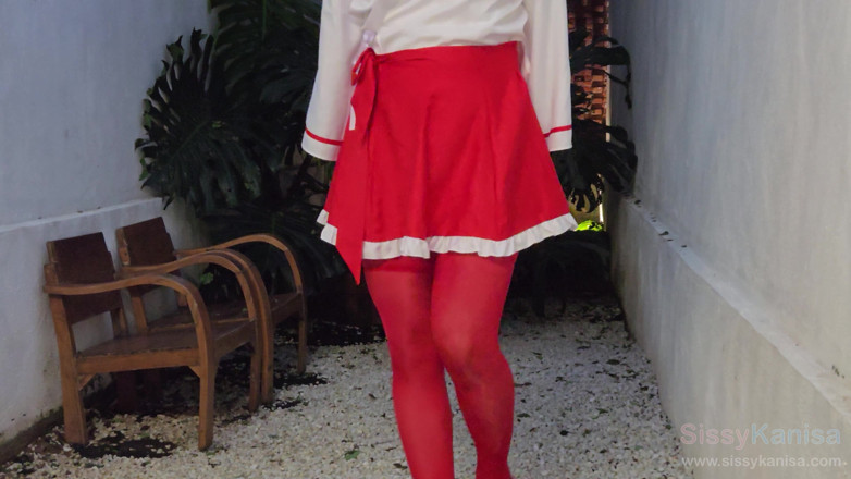SissyKanisa: miko kadın kılıklı kanisa bölüm 2: kaya bahçesinde kırmızı çoraplı ve yüksek...