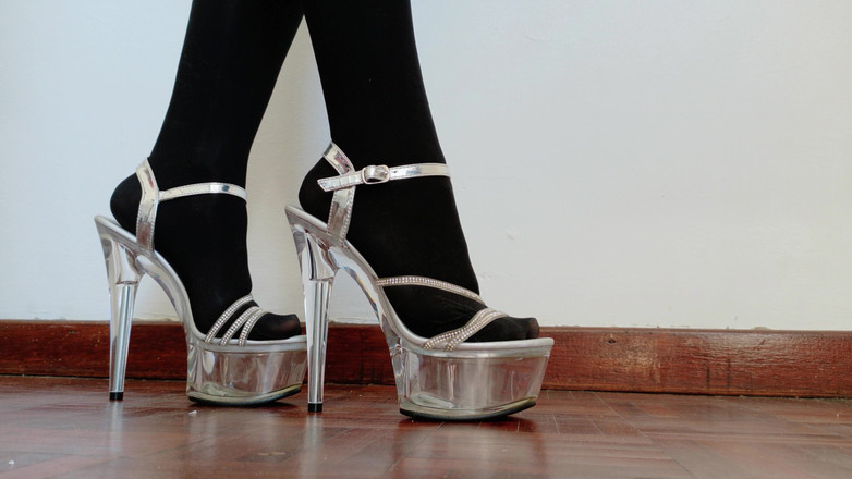 Kinky Lyrical: Нейлон і прозорі підбори