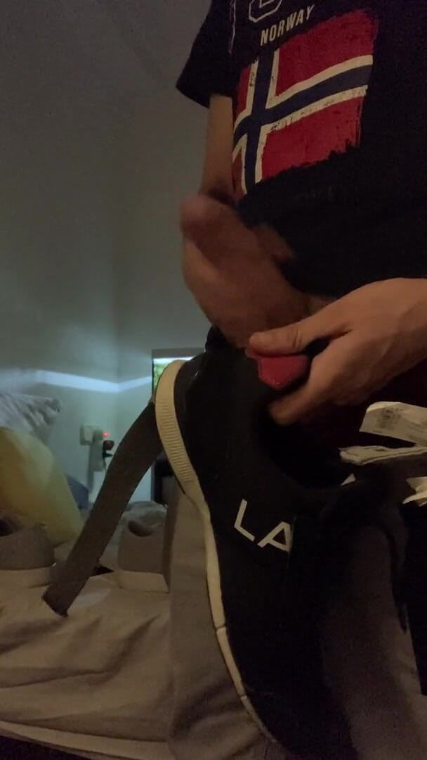 Babywhite99: Sneakers fetish guy
