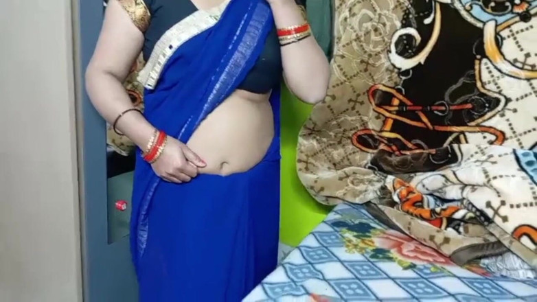 Manjushukla: Bhabhi baru seksi dalam warna biru Sari.