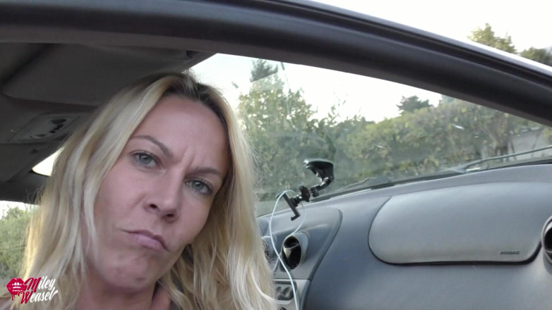 Miley Weasel: Публічний придурок... Збуджена блондинка трахнулася!!