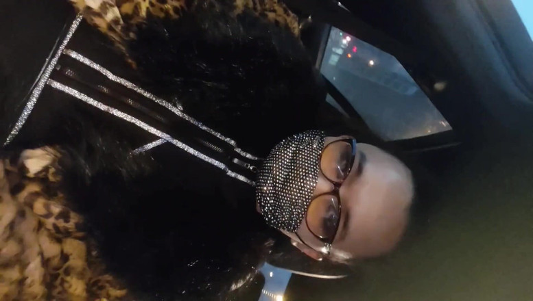 Ponny Letany: Seksowna azjatycka maminsynek T-girl Ladyboy pozuje w samochodzie