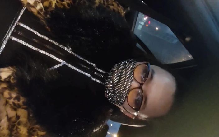 Little pony boy: Seksowna azjatycka maminsynek T-girl Ladyboy pozuje w samochodzie