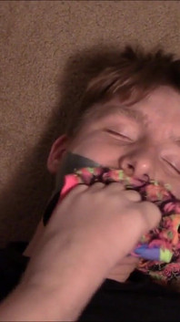 Il fidanzato che sbircia si trasforma in uno schiavo che puzza al piede