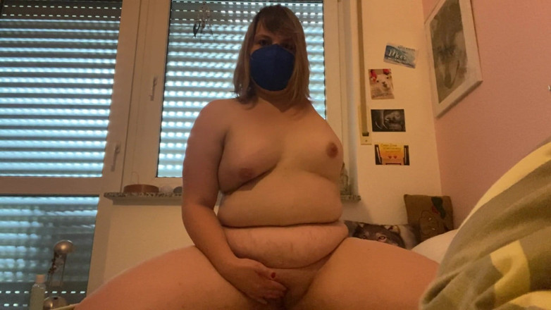 Deutsche Anna: Stepsister with Mask plays for me