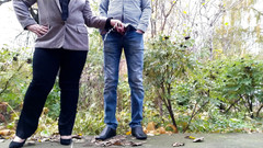 OurFetishLife: Nádherná v obchodním obleku mi drží péro, zatímco čůrám
