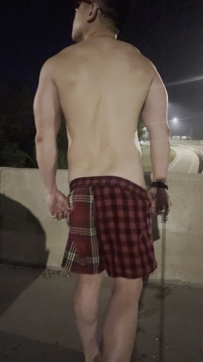 barenakedboy: Flexing and Showing off