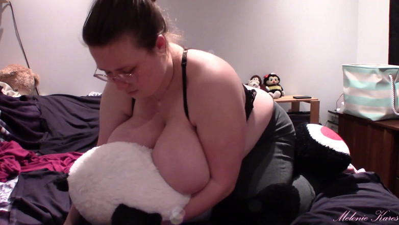 Melonie Kares: Gigante peluche bbw pecho escote aplastamiento