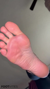 Umiliazione Del Piede POV Della Doormat Da Parte Dei Piedi Di Ivys