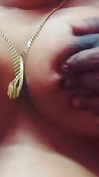 Une demi-sœur super sexy passe une nuit avec son demi-frère.
