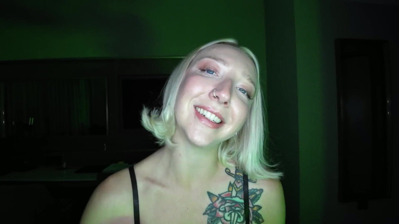 Mr LDN Lad: Bonita Rubia Da Instrucciones De Paja Elegante, Acento Británico