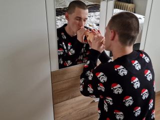 FM Records: 크리스마스 스웨터를 입고 거울 앞에서 큰 딜도를 빠는 음란한 젊은 음란한 아빠 ...
