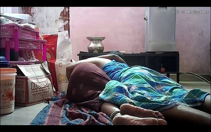 Hot indian wife: Indische Frau Küsst Und Brüste Drückt