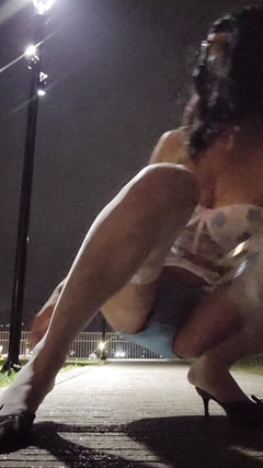 NotAFuta: Чуть не застукали! Эксгибиционистка с большими сиськами Gina на улице