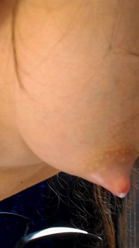 Joven madrastra caliente con grandes tetas de leche masturbándose
