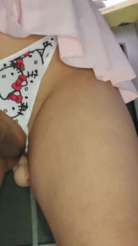Sissy dívka ukazuje svůj malý penis
