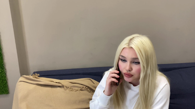 Blondessa: Vợ dâm đãng bú cu ông chủ của chồng