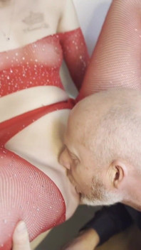 Un Beau-père Baise Une Jeune Rousse Dans Les Escaliers