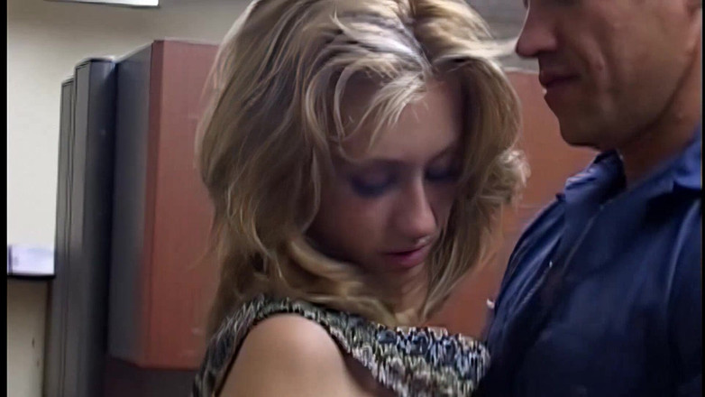 My Porn King: Mladá blondýnka má ošukanou těsnou kundičku