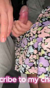 Una Mujer De Gran Culo Toca El Pene Erecto De Un Extraño. Mostrando Polla!!