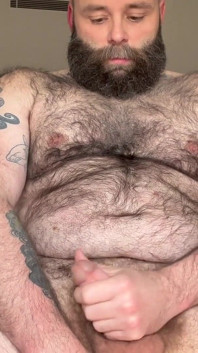Un papa poilu touche un trou et jouit