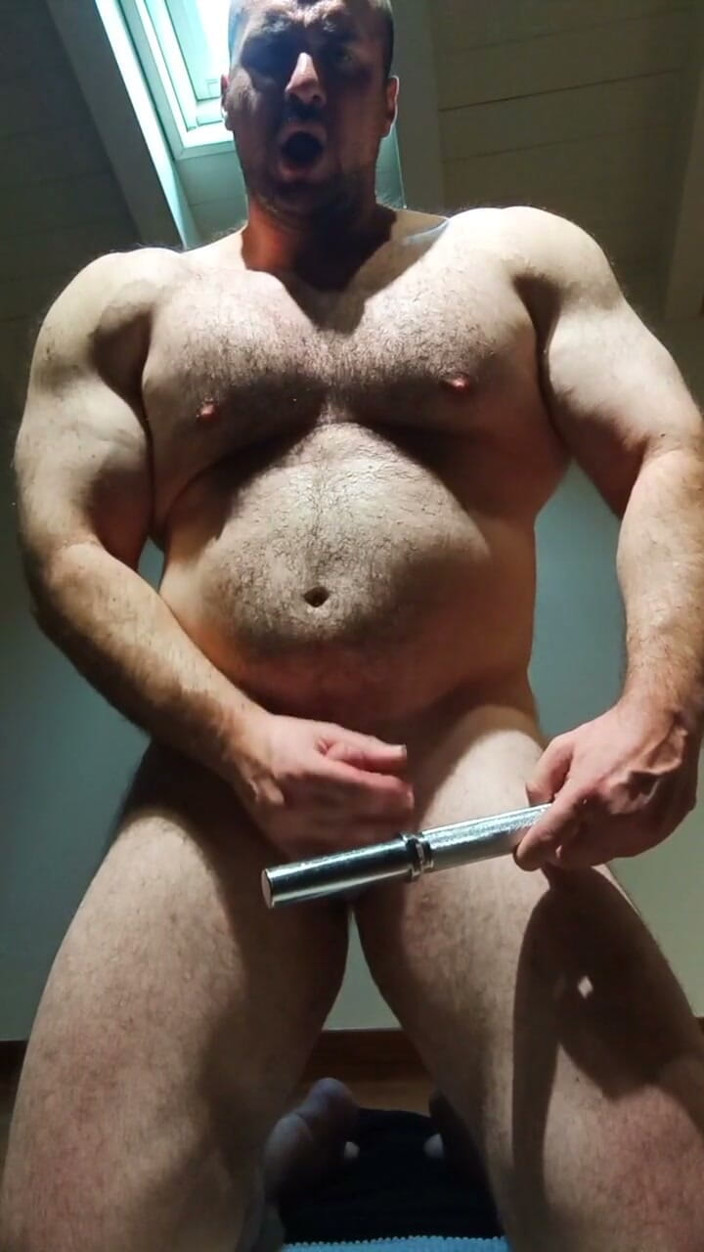 Markwolf: Muscular Bodybuilder Gives the Dumbbell a Filthy Footjob, M