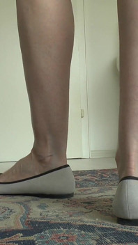 Du streichst deinen schwanz durch deine hose, während ich eine ballettwohnung-modenschau ziehe