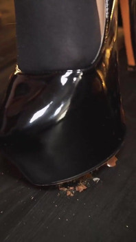 Latex meesteres Valentines Chocolades: geserveerd met hoge hakken cfnm