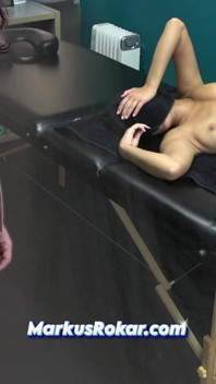 Marito che guarda il massaggiatore scopare sua moglie - massaggio cornuto