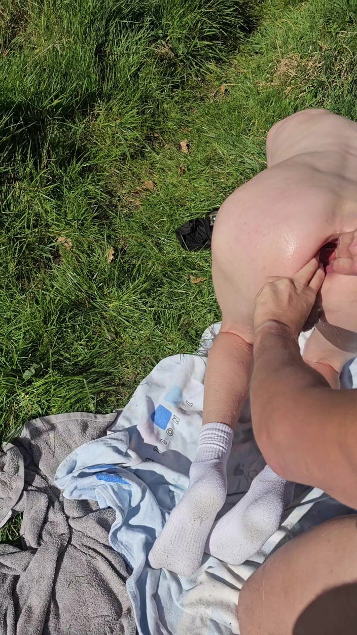 gaynaughtywelsh: Een heet twink kontgat vuistneuken in het bos met mijn...