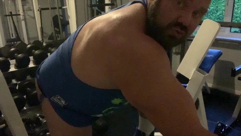 Jack stacked: Baise anale avec un gode dans la salle de sport