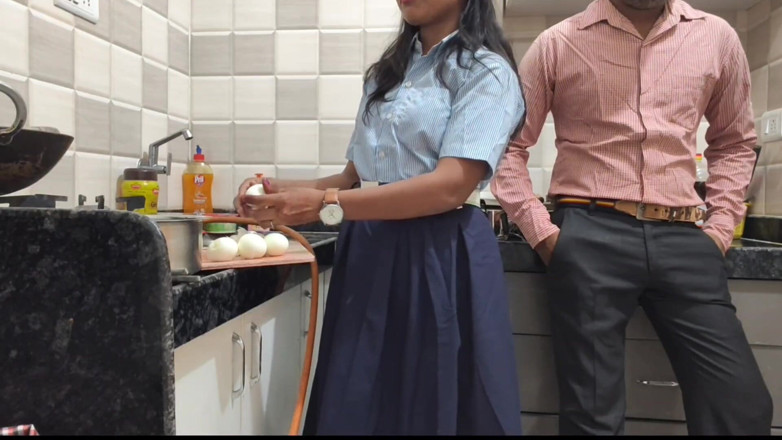 Mumbai Ashu: Gadis India pertama kali ngentot sama gurunya di rumah