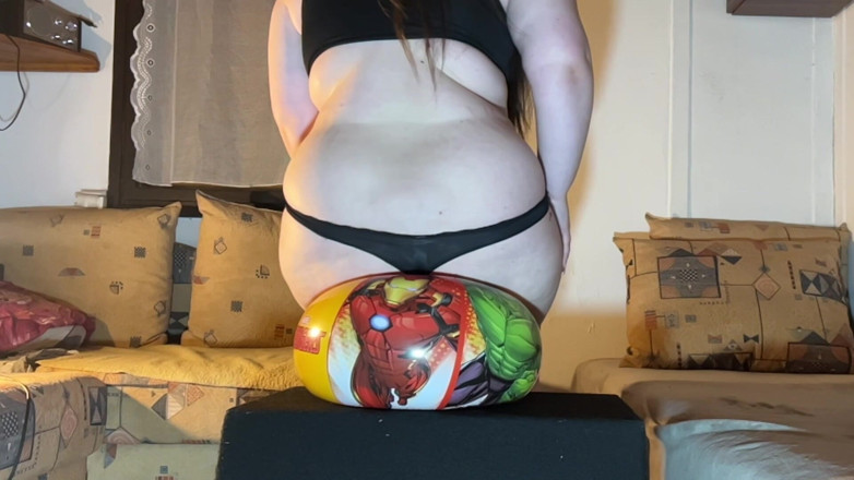 BeachBallsDuo: 뚱뚱한 엉덩이 밑에 11개의 다른 비치 볼을 썰어!