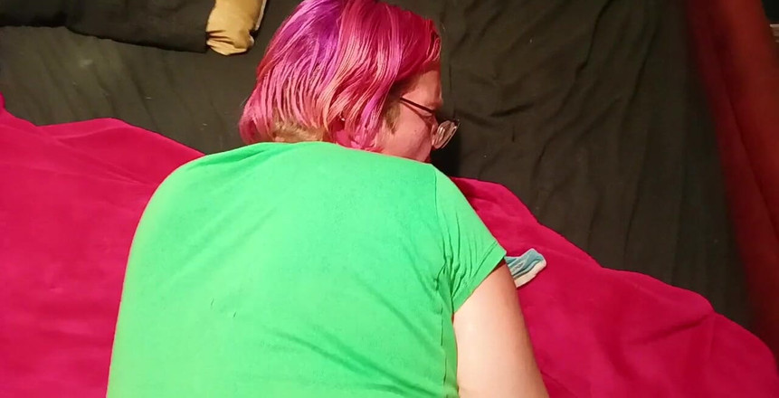 FluffyBeeChan: 我只是为了取悦。第一人称视角视频深喉，阴户敲打，屁股操逼和指法。希望你喜欢！