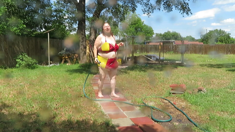 BBW nurse Vicki adventures with friends: Bikini zabawa z wodą, a następnie rozebrać się na zewnątrz