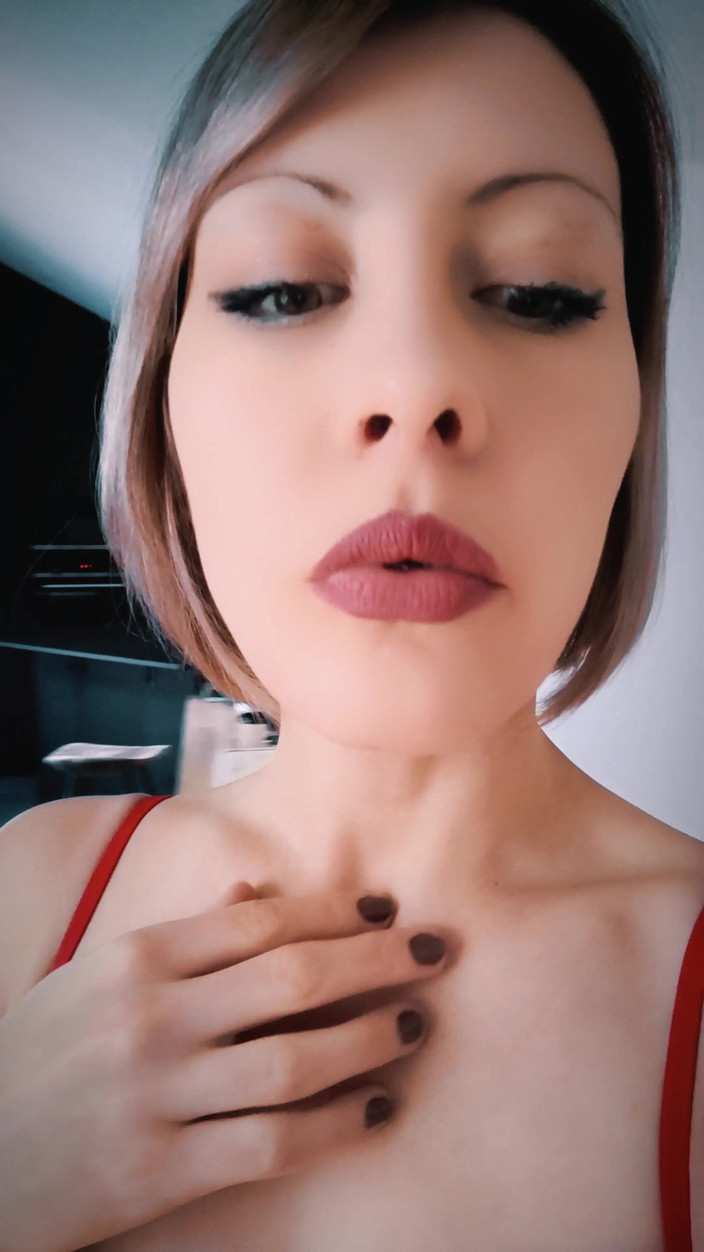 DeesseJulia: 准备好在笼子里到我的脚了吗？Mistress Julia