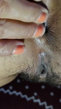 Sexy dame vorspiel fingert ihre heiße muschi und anal drückenden finger