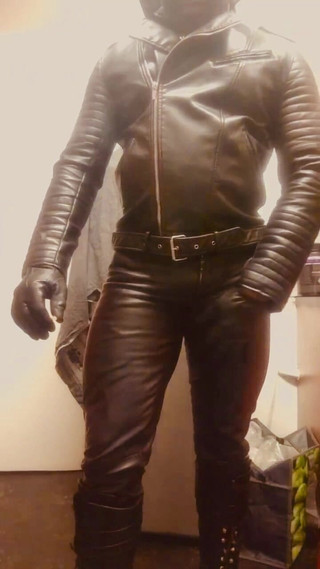 Black Muscle Stepdad: Pelle nera flessibile fumo capezzoli scene