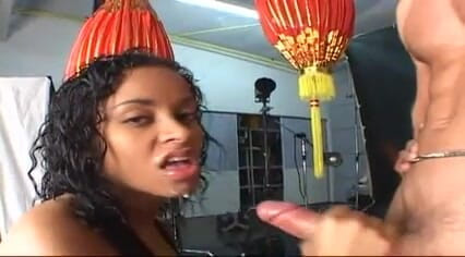 Thot Factory: seksi saanvli larki gore land par ur rahi hai