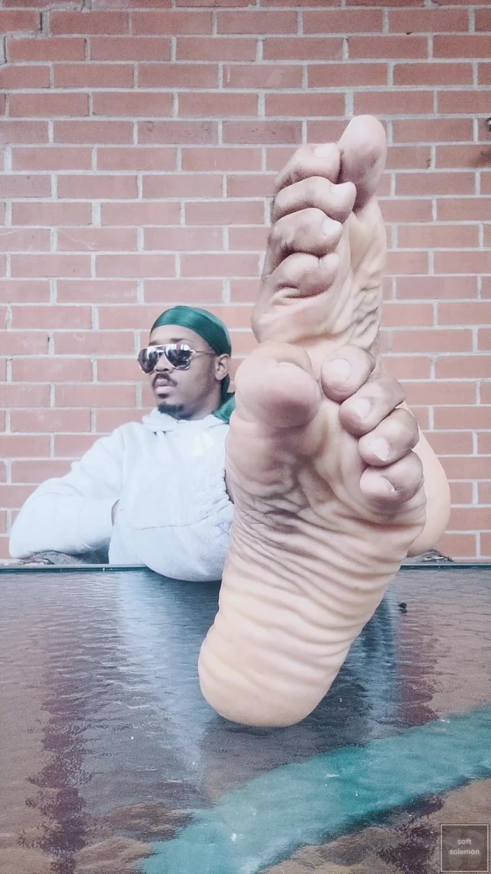 Soft Soleman: Я выставляет напоказ свои ступни и трогаю их